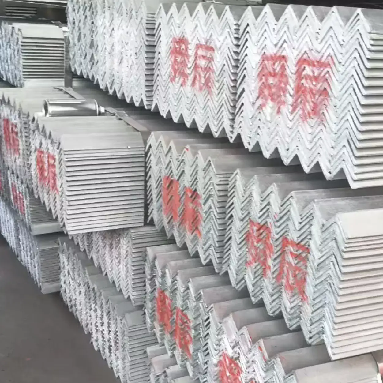 Cosa rende Angle Steel la scelta migliore per la costruzione di torri di trasmissione?